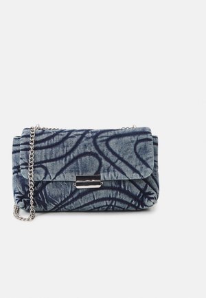 Petit sac bandoulière rectangulaire en denim avec des motifs tourbillonnants abstraits foncés, une fermeture argentée et une chaîne argentée sur fond blanc.