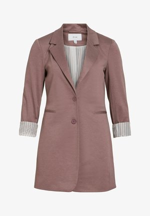 Fialovo-ružové dámske sako so dvoma gombíkmi, výstrihom s výrezmi na klopách, prednými dláždenými vreckami a vyhrnutými rukávmi, ktoré odhaľujú pruhovanú podšívku.