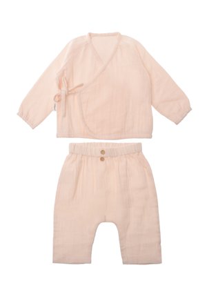 Helles rosa Baby-Outfit mit einem Wickeloberteil mit langen Ärmeln und einer Hose mit elastischem Bund und dekorativen Knöpfen. Weicher, strukturierter Stoff.