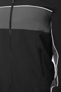 Μαύρο και γκρι τζάκετ με φερμουάρ, πάνελ στο στήθος, τσέπη στο πλάι με φερμουάρ και λευκή ρίγα κατά μήκος του μανικιού.