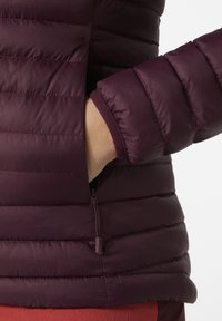 Bordový péřový kabát s prošívanou texturou. Obsahuje zipovou kapsu na pravé straně a elastický manžet. Hladká látka s jemným leskem.