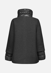 Cappotto nero in tessuto testurizzato, con colletto imbottito e maniche trapuntate. Presenta una vestibilità ampia e un design semplice senza chiusure.