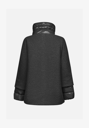 Veste noire avec un tissu texturé, un col rembourré et des manches matelassées. Présente une coupe ample et un design simple sans fermetures.