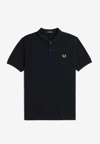 Polo shirt nera in cotone con patta a due bottoni, maniche corte e logo in oro a corona d'alloro sul lato sinistro del petto. Texture liscia.