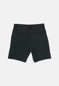 Pantalones cortos de cargo negros con una cinturilla con cinturoneras, dos bolsillos traseros y un bolsillo lateral de cargo. El material parece duradero con una textura suave.