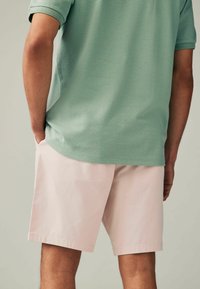 Next STRAIGHT FIT STRETCH CHINO - Rövidnadrágok - light pink