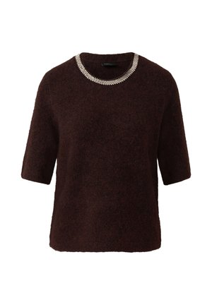 Brązowy sweter z krótkim rękawem o puszystej fakturze i kołnierzem ozdobionym srebrnymi cyrkoniami. Okrągły dekolt i luźny krój.