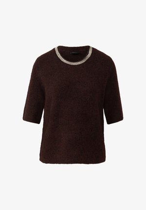 Smeđi pulover s kratkim rukavima, nježne teksture i ogrlice sa srebrnim rhinestones. Okrugli izrez i opušteni kroj.