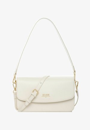 Biała skórzana torba na ramię z klamrą w kolorze złotym i logo marki na klapce, wyposażona w odpinany, regulowany pasek oraz metalowe zapięcia.