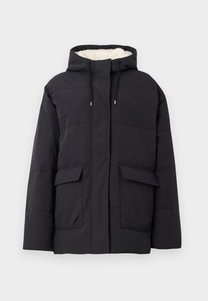 Veste d'hiver noire rembourrée avec poches à rabat à l'avant, capuche avec cordons de serrage, et doublure en polaire blanche à l'intérieur de la capuche.