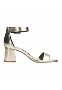 Sandales à talons hauts en argent métallisé avec un talon carré, une bride au niveau de la cheville et un bout ouvert. Texture lisse avec des éléments de design minimalistes.