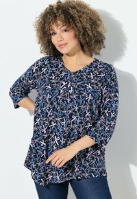 Marineblauw top met een V-halsontwerp, gekenmerkt door een kleurrijk schaarpatroon in roze en blauw. Driekwart mouwen, lichtgewicht en losse pasvorm.