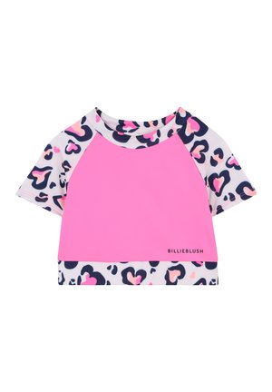 Top corto a maniche corte rosa con maniche, scollatura e orlo a stampa leopardata bianca, blu e rosa, con il marchio "BILLIEBLUSH".