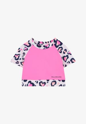 Różowy crop top z krótkim rękawem, z białymi, granatowymi i różowymi rękawami w zebrę, z dekoltem i końcem, z napisem "BILLIEBLUSH".