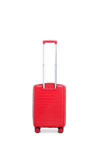 Valise rigide rouge avec un design à rayures texturées, poignée rétractable en métal argenté et quatre roues noires pour la manœuvrabilité.
