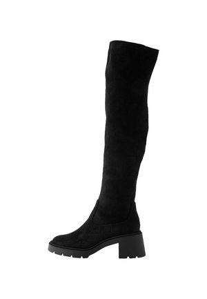 Bota negra de ante por encima de la rodilla con tacón grueso y suela rugosa, diseñada para la moda femenina y para el uso en invierno.