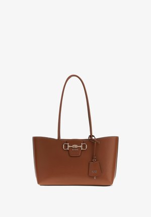 Sac cabas Guess en cuir marron avec doubles poignées, détail de boucle argentée et étiquette suspendue embossée du nom de la marque et de l'année de création.