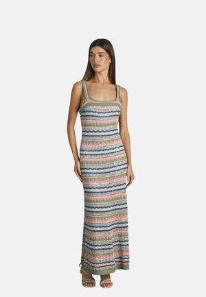 Abito maxi all'uncinetto con scollatura quadrata, caratterizzato da strisce alternate in verde, rosa e blu. Tessuto liscio, design lungo fino alla caviglia.