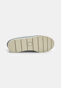 Világos bézs gumiból készült sneaker talp, bordázott textúrával, téglalap alakú vájattal és sima, enyhén ívelt sarokrésszel.