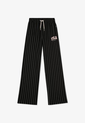 Pantalon large à rayures noires avec taille à cordon blanc et logo "FILA" rose sur la partie supérieure de la jambe gauche.