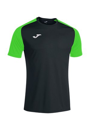 Camiseta deportiva de manga corta con cuerpo negro y mangas verde brillante, con un pequeño logo blanco en la parte superior del pecho.