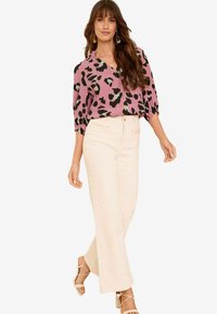 Love & Roses V NECK 3/4 SLEEVE THROUGH REGULAR FIT - Bluză - pink animal