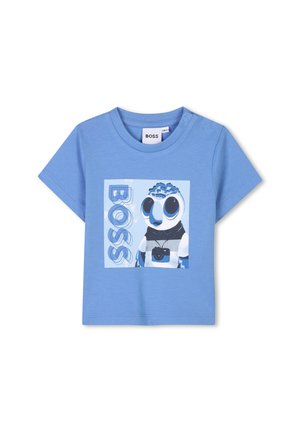 T-shirt di cotone azzurro chiaro con maniche corte, caratterizzato da una stampa grafica di un personaggio stilizzato e dal testo "BOSS" in colori a contrasto.