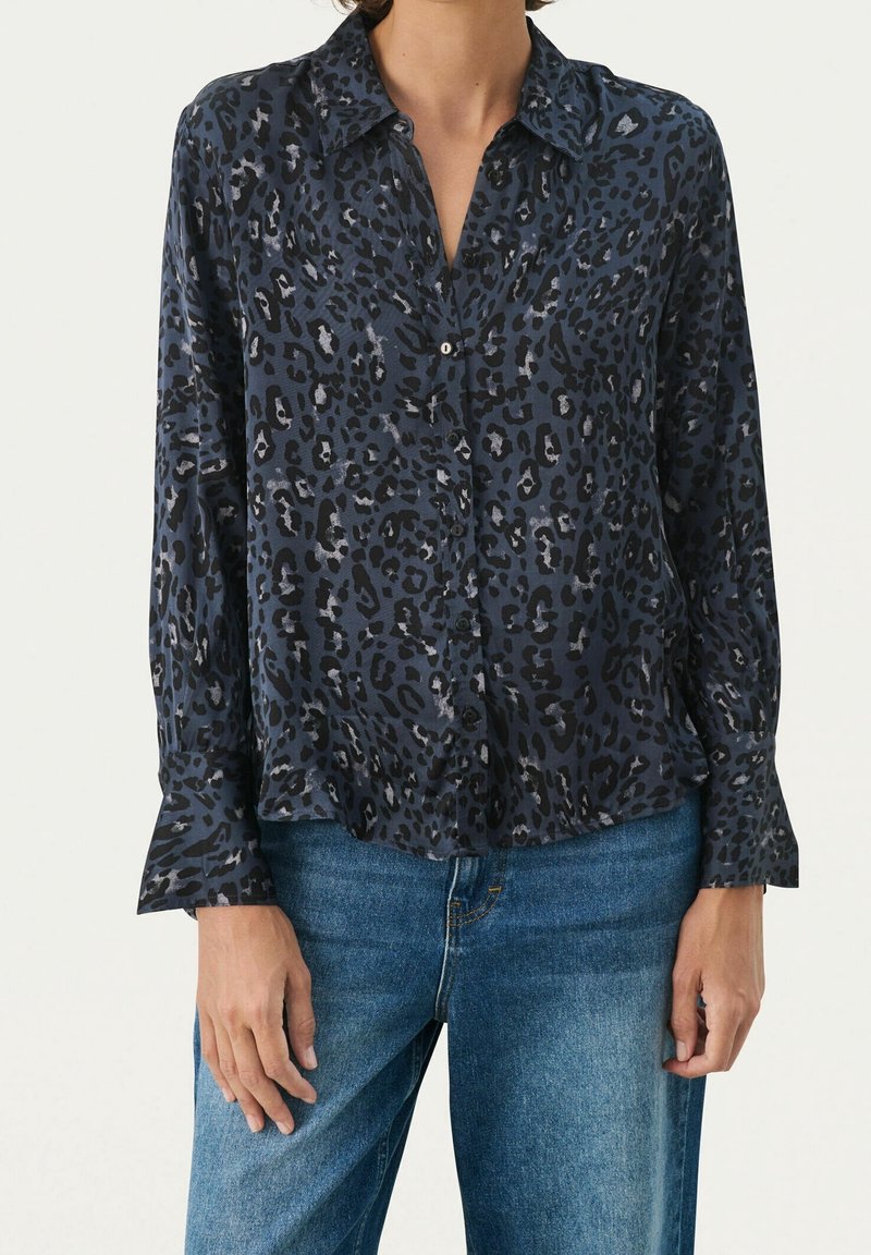 Donkerblauwe shirt met luipaardprint, met een ontspannen pasvorm, lange mouwen, knoopsluiting en een puntige kraag; gladde stof met een subtiele glans.