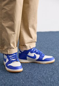 DUNK RETRO SE - Visoki športni copati - phantom/racer blue/pale ivory/gum yellow/obsidian