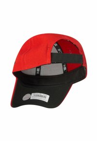 Rote und schwarze Baseballmütze mit verstellbarem schwarzen Riemen, sichtbarem Innenschild und Barcode-Aufkleber auf der schwarzen Unterseite des Schirms.