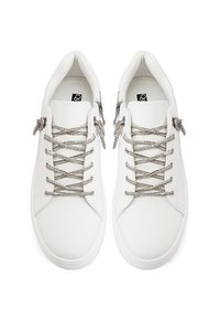 Sneakers in pelle bianca con una texture liscia, dotate di lacci e occhielli argentati. Design minimalista con punta rotonda e suola piatta.