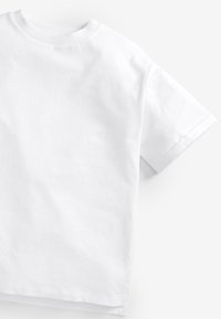 Weißes Baumwoll-T-Shirt mit Rundhalsausschnitt, kurzen Ärmeln und lockerer Passform. Glatte Textur und schlichtes Design. Keine sichtbaren Muster oder Logos.