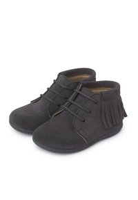 Botas de ante gris oscuro hasta el tobillo con punteras redondeadas, que cuentan con detalles de flecos y cordones elásticos. Interior suave para mayor comodidad. Suela plana de goma.