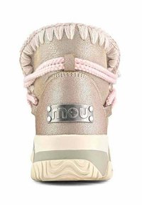Sneaker alte in materiale metallico rosa oro, con dettagli in corda rosa, bordi sfilacciati e una placca marchiata in argento sul tallone.