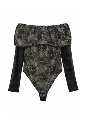 Zwarte kanten bodysuit met een off-the-shoulder volants, lange mouwen en een aansluitend ontwerp. Beschikt over een bloemenkantpatroon en een doorschijnende textuur.