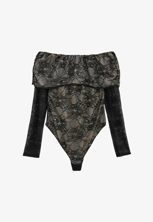 Zwarte kanten bodysuit met een off-the-shoulder volants, lange mouwen en een aansluitend ontwerp. Beschikt over een bloemenkantpatroon en een doorschijnende textuur.