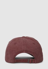 Cappellino da baseball bordeaux con visiera curva, realizzato in tessuto, con chiusura a strap e sei fori di ventilazione ricamati.