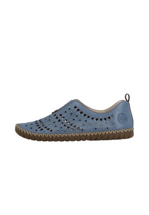Chaussure en cuir bleu à enfiler avec des motifs découpés en triangles, semelle en caoutchouc marron avec couture en zigzag, et boucle de traction au talon.