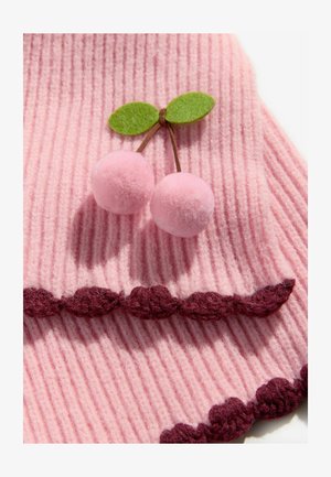 Roosa ribakanga maroon äärisega. Kaks roosat pom-pomi kirsi ja rohelised viltlehed on peal.