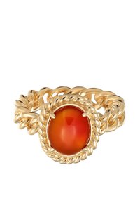 Bague en or de style corde présentant une pierre précieuse ronde et lisse de couleur orange-rouge dans un sertissage en métal texturé. L'anneau possède un design tordu complexe.