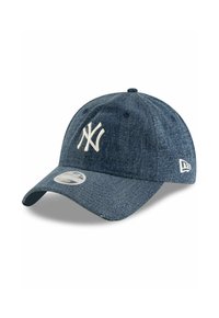 Dunkelblaue Denim-Baseballmütze mit einem weißen gestickten Logo. Mit gebogenem Schirm und Belüftungsösen für Atmungsaktivität.