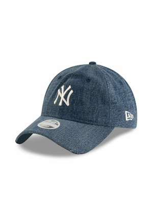Dunkelblaue Denim-Baseballmütze mit einem weißen gestickten Logo. Mit gebogenem Schirm und Belüftungsösen für Atmungsaktivität.