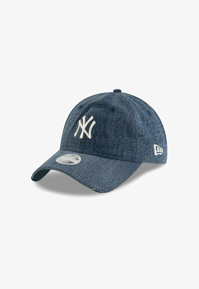 Dunkelblaue Denim-Baseballmütze mit einem weißen gestickten Logo. Mit gebogenem Schirm und Belüftungsösen für Atmungsaktivität.