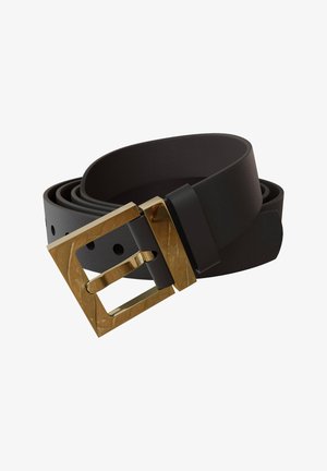 Schwarzer Ledergürtel mit einer strukturierten goldenen quadratischen Schnalle, die eine Reihe von Löchern und eine glatte Oberfläche aufweist. Verstellbar für verschiedene Größen.