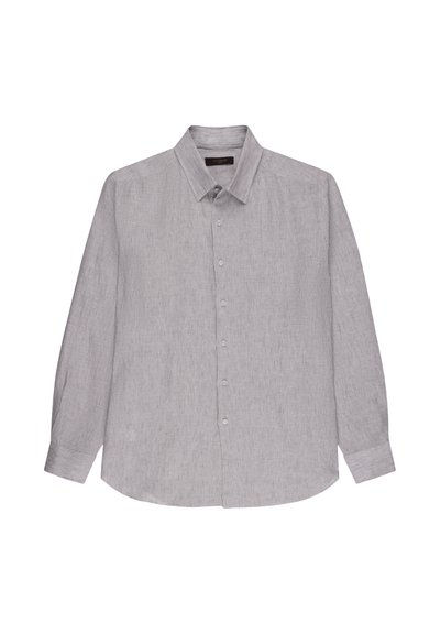 Camisa de manga larga color gris claro con finas rayas verticales y cuello clásico, extendida sobre un fondo blanco.