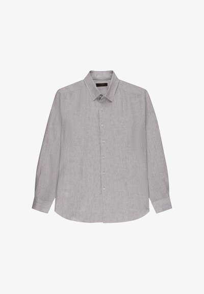 Camisa de manga larga color gris claro con finas rayas verticales y cuello clásico, extendida sobre un fondo blanco.