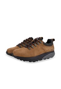 Scarpe in suede marrone con suola in gomma nera, dotate di occhielli metallici, lacci scuri e dettagli testurizzati. Adatte per attività all'aperto.