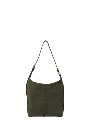 Borsa a tracolla in suede verde scuro con una singola tracolla regolabile e una semplice cucitura verticale al centro su uno sfondo bianco semplice.
