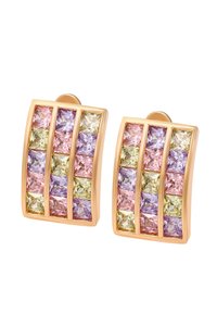 Goldene rechteckige Ohrringe mit drei vertikalen Reihen aus quadratisch geschliffenen pastellfarbenen Edelsteinen in Rosa-, lila- und Gelbtönen.