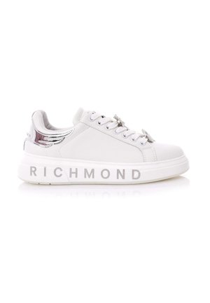 Sneaker bianca con dettagli argentati a forma di ala e logo "RICHMOND" in lettere metalliche sul lato. Presenta una tomaia in tessuto liscio e un design con lacci.